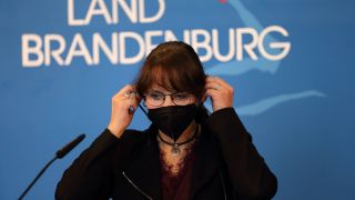 Archivbild: Die Brandenburger Finanzministerin Katrin Lange (SPD) während einer Pressekonferenz in der Staatskanzlei. (Quelle: imago-images/Martin Müller)