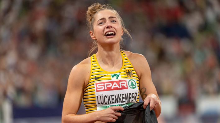 Gina Lückenkemper nach dem Gewinn von EM-Gold über 100 Meter. (Bild: IMAGO / Hiermayer)
