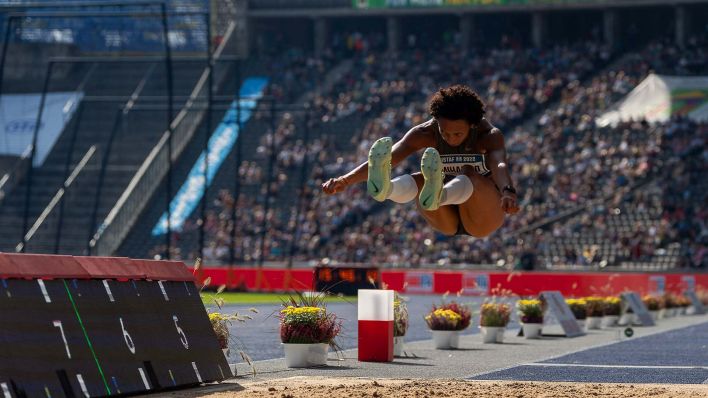 Weitsprung-Olympiasiegerin Malaika Mihambo scheint mitten im Sprung in der Luft zu schweben (Quelle: imago/Eibner)