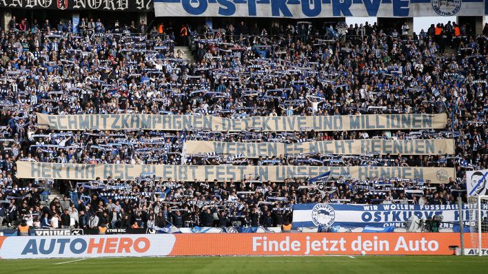 Die Hertha-Fans in der Ostkurve des Olympiastadions positionieren sich mit Spruchbändern gegen Investor Lars Windhorst (imago images/Contrast)