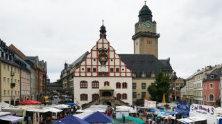 Archivbild: Blick über den Altmarkt von Plauen zum Alten Rathaus (M) und dem Turm vom Neuen Rathaus. (Quelle: dpa/P. Endig)