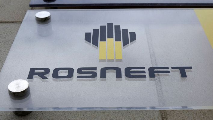 Schild von Rosneft an der Geschäftsstelle des Unternehmens in Berlin. (Quelle: imago-images/Steinach)