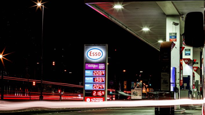 Symbolbild: Eine Tankstelle aufgenommen am 1.9.2022 (Quelle: IMAGO/Piero Nigro)
