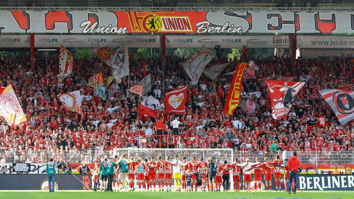 Archivbild: 1. FC Union Berlin - Union Spieler bedanken sich bei ihren Fans. (Quelle: imago images/M. Taeger)