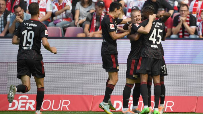 Unions Spieler jubeln über den Treffer zum 1:0 gegen Köln. Quelle: imago images/Matthias Koch