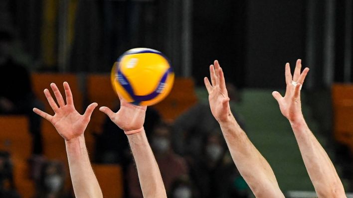 Zwie Spieler versuchen, einen Volleyball zu blocken (Foto: imago images / Nordphoto)