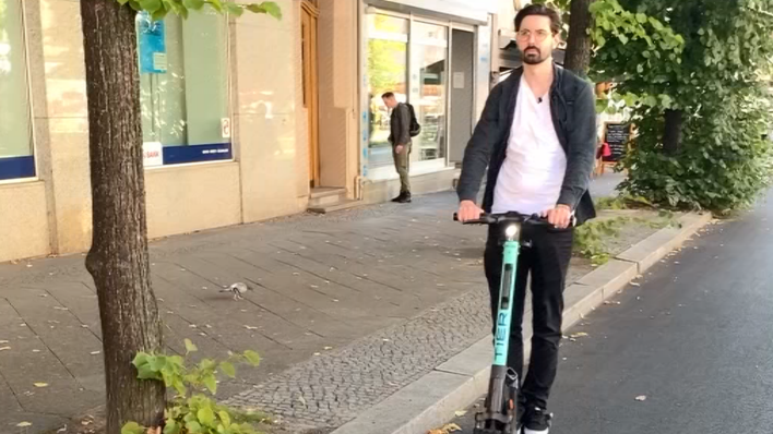 Ein Mann fährt auf einem E-Roller durch Berlin-Mariendorf. (Bild: rbb/Melvin Heidrich)