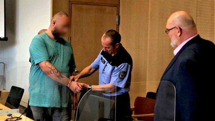 Der Angeklagte Piotr. K. wird am Montag vor Gericht geführt. (Foto: Michel Nowak/rbb)