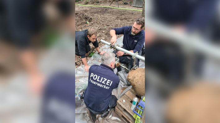 Die Berliner Polizei entschärft eine 500 Kilo-Weltkriegsbombe in Berlin-Grunewald (Bild: rbb)
