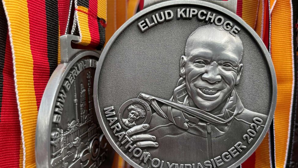 Eliud Kichonge ist auf der Medaille verewigt. (Foto: Patrick Richter/rbb)