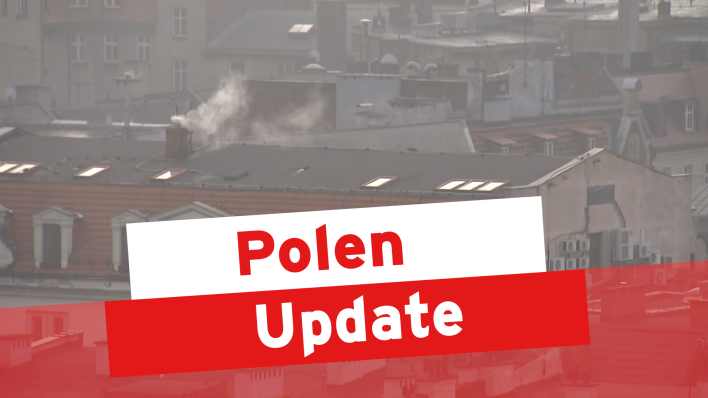 Eine Stadt voller Smog. Davor ein Banner mit der Aufschrift Polen Update, rbb|24 - Team Kowalskis