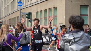 Run Pack-Läufer Daniel lässt sich in der Kurve feiern (rbb/Lynn Kraemer)