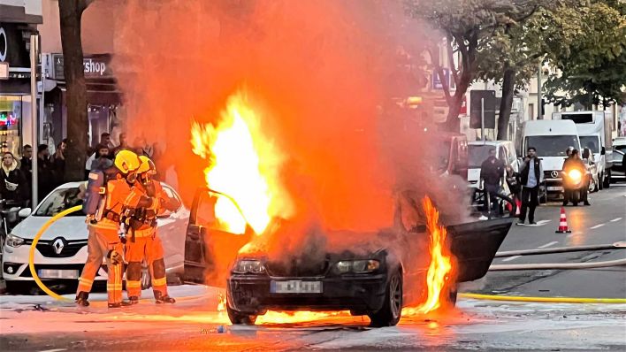 Ein brennendes Auto steht am 30.09.2022 in Berlin-Neukölln auf einer Kreuzung (Bild:Efthymis Angeloudis/rbb)