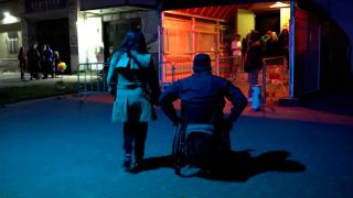 Person im Rollstuhl vor einem Club (Quelle: rbb24)