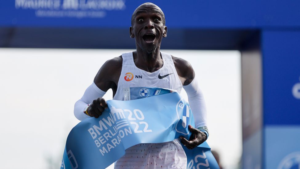 Eliud Kipchoge gewinnt den 48. Berlin Marathon in Weltrekordzeit (Quelle: AP/Christoph Soeder)