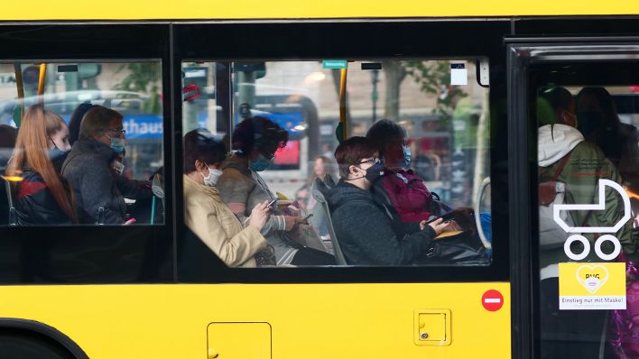 Symbolbild: Menschen tragen waehrend der Corona-Pandemie in einem Bus der BVG Masken gegen das Coronavirus. (Quelle: dpa/W. Steinberg)