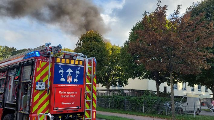 Die Feuerwehr wurde nach Hohen Neuendorf in die Schoenfließer Straße gerufen. Es brennt ein Dachstuhl in einem Pflegeheim. (Quelle: BLP/Sappeck)