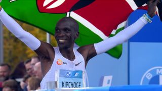 Eliud Kipchoge aus Kenia hat den 48. Berlin-Marathon in einer neuen Weltrekordzeit gewonnen. (Bild: BMW Berlin Marathon)