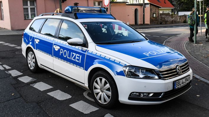 Symbolbild: Ein Polizeifahrzeug steht in Brandenburg auf der Straße. (Quelle: dpa/J. Stähle)