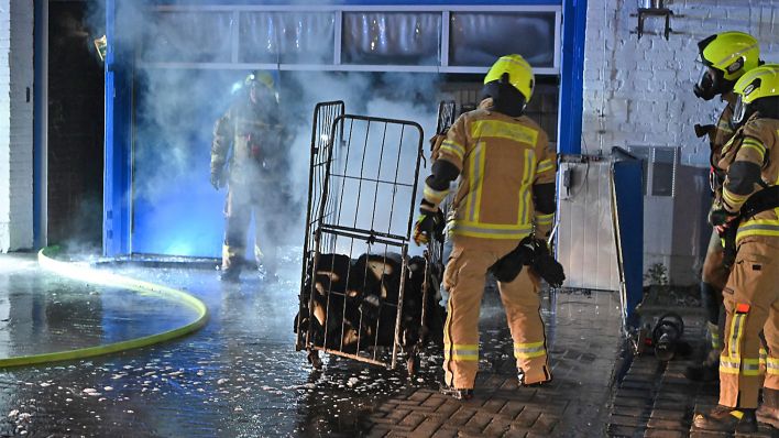 Die Berliner Feuerwehr löscht einen Brand in einer Wäscherei am 09.10.2022 Berlin Adlershof. (Quelle: Morris Pudwell)