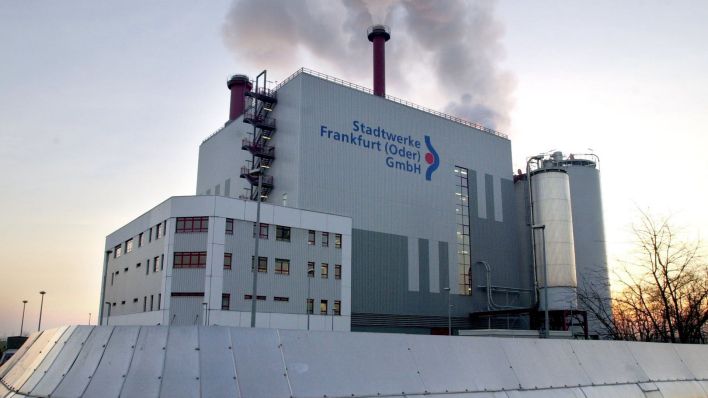 Blick auf das Heizkraftwerk der Stadtwerke Frankfurt (Oder) am frühen Morgen (Quelle: dpa/Patrick Pleul)