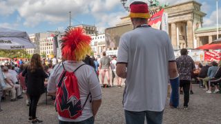 Archivbild: 06.07.2018, Berlin, Fans der deutschen Mannschaft auf der Fanmeile (Quelle: dpa/Jörg Carstensen)