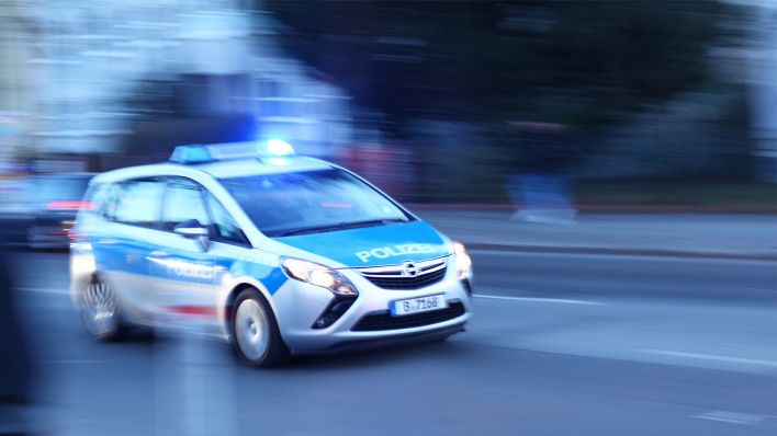 Symbolbild: Ein Polizeiauto fährt in Berlin im Stadtteil Lichterfelde am 23.02.2019 bei einem Blaulichteinsatz über eine Hauptstraße. (Quelle: dpa/Wolfram Steinberg)
