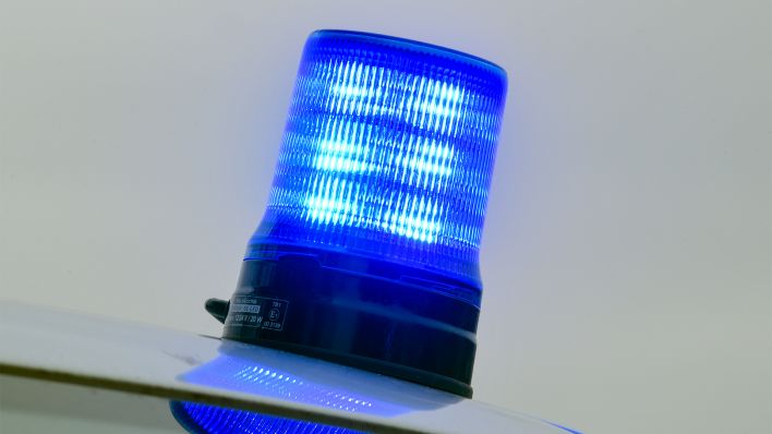 Symbolbild: Ein Blaulicht auf einem zivilen Fahrzeug der Polizei am 21.03.2019 in Brandenburg. (Quelle: dpa/Patrick Pleul)