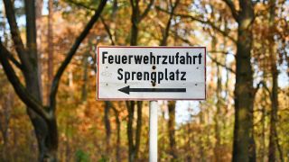 Archivbild: Schild "Feuerwehrzufahrt" zum Sprengplatz Grunewald aufgenommen am 28.05.2019. (Quelle: dpa/Bildagentur-online)