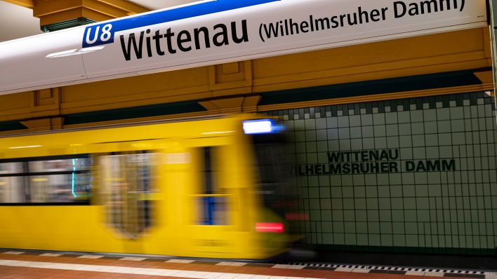 Archivbild: Die U-Bahn der Linie 8 fährt am 17.12.2019 in die Station Wittenau ein. (Quelle: dpa/Fabian Sommer)