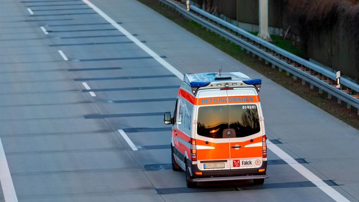 Symbolbild: Ein Rettungswagen des Falck-Rettungsdienstes fährt am 12.04.2020 auf der Autobahn A15 bei Cottbus. (Quelle: dpa/Andreas Franke)