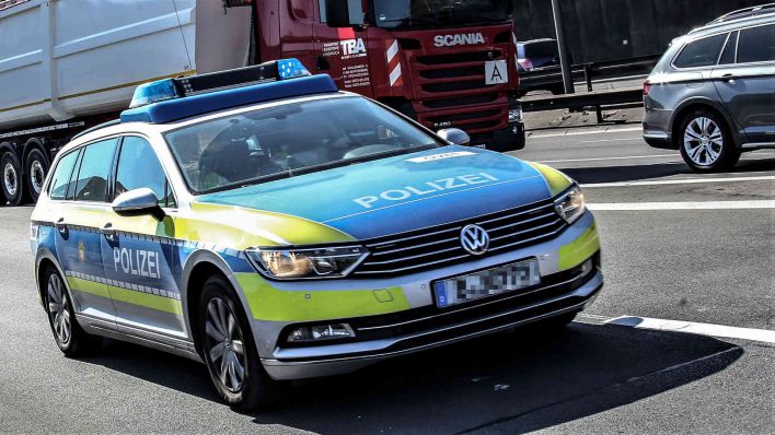 Ein Einsatzwagen der Berliner Polizei faehrt auf der A100 mit Blaulicht an einem LKW vorbei. (Foto: Andreas Gora/picture alliance)