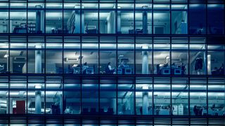 Wenige Menschen arbeiten am 25.11.2020 in einem Bürogebäude am Kurfürstendamm in Berlin. (Quelle: dpa/Michael Kappeler)