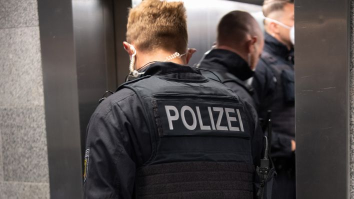 Symbolbild: Polizisten bei einer Razzia (Quelle: dpa/Paul Zinken)