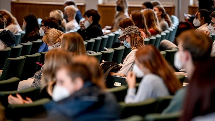 Symbolbild: Studenten sitzen im Audimax der Freien Universität Berlin (Quelle: dpa/Britta Pedersen)