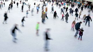 Symbolbild: Viele Menschen fahren auf der Eisbahn. (Foto: Marcus Brandt/dpa)