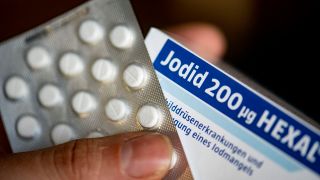 Eine Person hält eine Packung Jodid Tabletten in der Hand. (Quelle: dpa/Fabian Sommer)