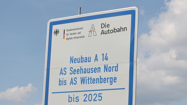 Ein Bauschild steht vor der Brücke der Bundesstrasse 189 über die Elbe. (Quelle: dpa/Peter Gercke)