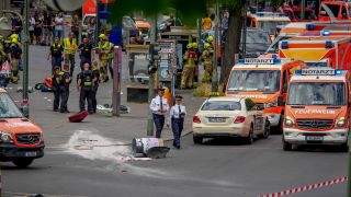 Nach einem schweren Verkehrsunfall am 8. Juni 2022 in der Berliner City West sind zahlreiche Helfer im Einsatz. (Quelle: dpa/Michael Sohn)
