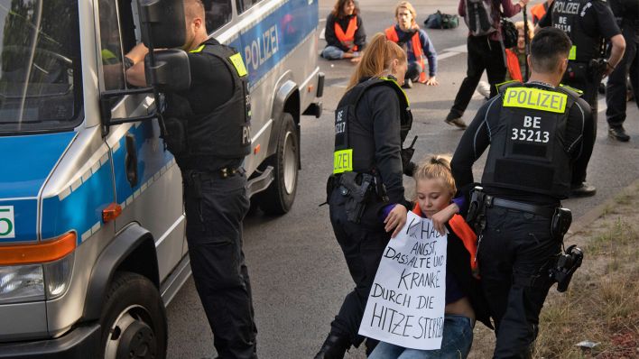 Archivbild: Demonstranten der Gruppe "Letzte Generation" haben am 15.078.2022 eine Ausfahrt der Stadtautobahn im Stadtteil Schöneberg blockiert. (Quelle: dpa/Paul Zinken)