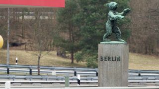 Der Bär als Wappen der Stadt Berlin steht an der Autobahn in Höhe Dreilinden buw. Ausfahrt Zehlendorf (Quelle: dpa/Soeren Stache)