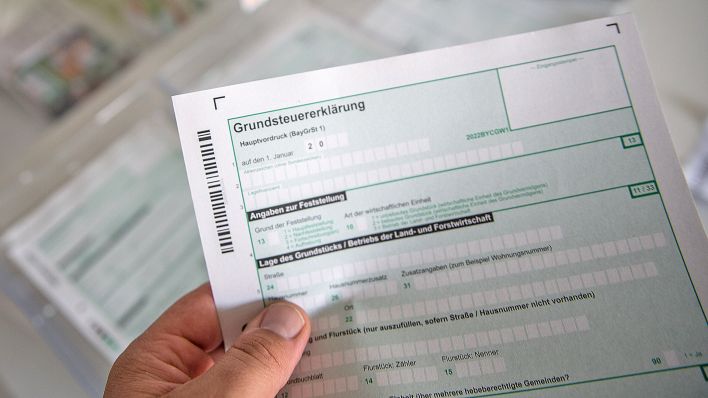Eine Person besorgt sich den Antrag in Papierform für die neue Grundsteuer 2022, aufgenommen am 28.08.2022. (Quelle: dpa/K. Schmitt)