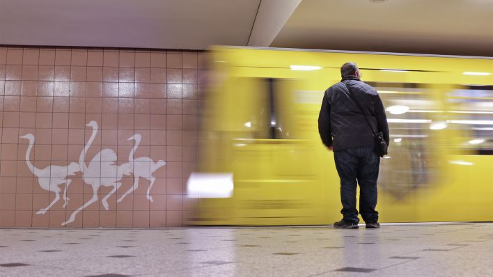 Symbolbild: Eine U-Bahn fährt am 15.09.2022 in den Bahnhof Zoologischer Garten ein. (Quelle: dpa/Jörg Carstensen)