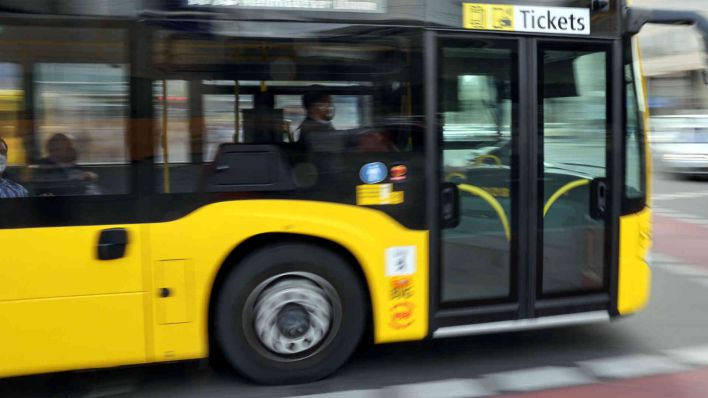 Ein BVG-Bus. (Archivfoto: Jörg Cartsensen/dpa)