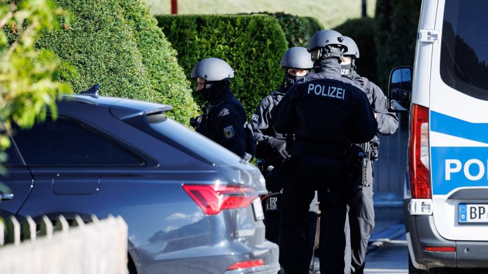 Symbolbild: Maskierte Polizisten bei einer Razzia (Quelle: dpa/Matthias Balk)