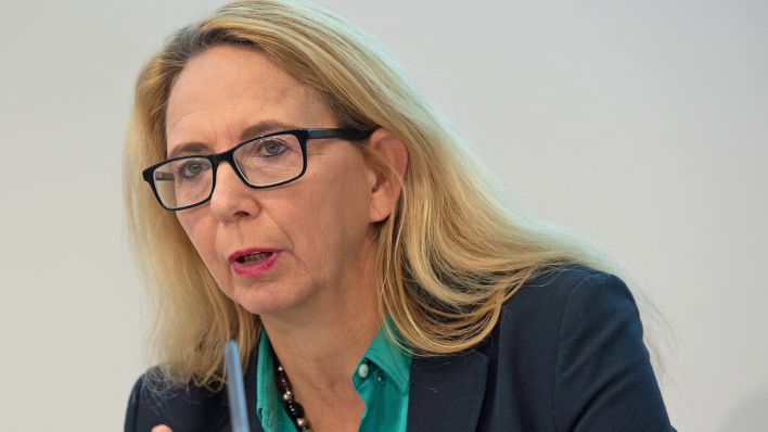 Archivbild: Polizeipräsidentin Barbara Slowik äußert sich am 21.09.2022 bei einem Pressegespräch. (Quelle: dpa/Paul Zinken)