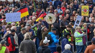 Menschen nehmen am 3.10.2022 an einer Demonstration in Frankfurt/Oder teil. Anlass waren die Energiekrise, der Ukraine-Krieg und die Corona-Politik. (Quelle: dpa/Patrick Pleul)