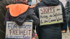 Freiheit und die unserer Kinder» und «Stoppt den Krieg, die Inflation und den Corona-Wahn» bei einer Demonstration im Stadtzentrum von Frankfurt/Oder am 03.10.2022. (Quelle:dpa/Patrick Pleul)