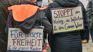 Zwei Frauen tragen Plakate mit der Aufschrift «Für unsere Freiheit und die unserer Kinder» und «Stoppt den Krieg, die Inflation und den Corona-Wahn» bei einer Demonstration im Stadtzentrum von Frankfurt/Oder am 03.10.2022. (Quelle:dpa/Patrick Pleul)