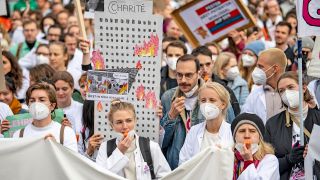 Ärzte stehen bei einem eintägigen Warnstreik des Marburger Bunds am 05.10.2022 an der Charité. (Quelle: dpa/Fabian Sommer)